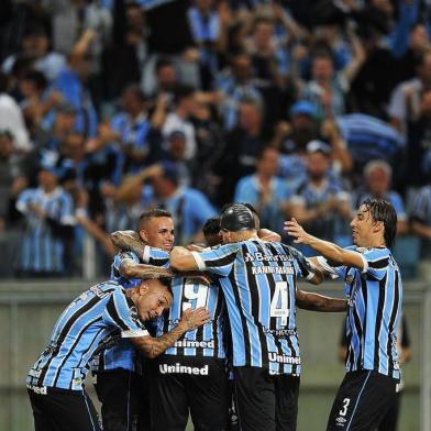  PORTO ALEGRE, RS, BRASIL, 01.05.2018. Grêmio enfrenta o Cerro Porteño, na Arena, em partida válida pela fase de grupos da Copa Libertadores 2018. Na foto, atacante Éverton comemora o primeiro gol do jogo. Foto: Mateus Bruxel/Agência RBS