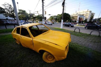  PORTO ALEGRE, RS, BRASIL, 02-05-2018. Na manhã desta quarta-feira (2), diversos pontos da Capital amanheceram com carcaças de veículos amarelos. Os locais foram escolhidos por terem forte movimentados e maior incidência de acidentes. A ação faz parte do Maio Amarelo, movimento mundial que, nos últimos quatro anos, foi apoiado por 27 países e 423 cidades. De acordo com a Empresa Pública de Transporte e Circulação (EPTC), a ideia é chamar atenção da sociedade para o alto índice de acidentes com mortes e feridos no trânsito.(RONALDO BERNARDI/AGÊNCIA RBS)