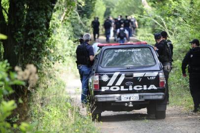  SÃO SEBASTIÃO DO CAÍ, RS, BRASIL, 02-05-2018. Essa é a entrada do sítio onde houve o ataque a tiros durante a operação policial que resultou na morte de um inspetor de Canoas, na RS-124, em São Sebastião do Caí. Movimentação altíssima de viaturas da Polícia Civil no local. (RONALDO BERNARDI/AGÊNCIA RBS)