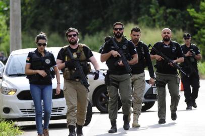  SÃO SEBASTIÃO DO CAÍ, RS, BRASIL, 02-05-2018. Essa é a entrada do sítio onde houve o ataque a tiros durante a operação policial que resultou na morte de um inspetor de Canoas, na RS-124, em São Sebastião do Caí. Movimentação altíssima de viaturas da Polícia Civil no local. (RONALDO BERNARDI/AGÊNCIA RBS)