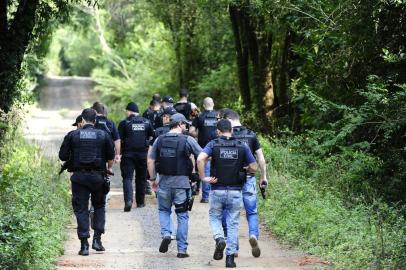  SÃO SEBASTIÃO DO CAÍ, RS, BRASIL, 02-05-2018. Essa é a entrada do sítio onde houve o ataque a tiros durante a operação policial que resultou na morte de um inspetor de Canoas, na RS-124, em São Sebastião do Caí. Movimentação altíssima de viaturas da Polícia Civil no local. (RONALDO BERNARDI/AGÊNCIA RBS)