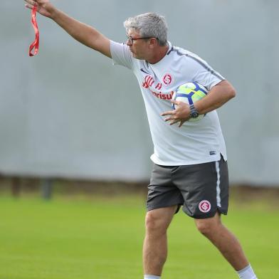  PORTO ALEGRE, RS, BRASIL, 02-05-2018. Inter treina no CT Parque Gigante. Na foto: técnico Odair Hellmann (FERNANDO GOMES/AGÊNCIA RBS)