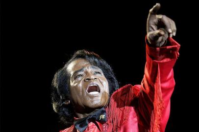 James Brown, o pai do soul, em um de seus shows.#PÁGINA:05JAMES BROWN** FILE ** In a file photo Godfather of Soul James Brown performs during a concert at Yunfeng Theater in Shanghai, China, Wednesday, Feb. 22, 2006. Brown, the dynamic, pompadoured Godfather of Soul, whose rasping vocals and revolutionary rhythms made him a founder of rap, funk and disco as well, died early Monday, Dec. 25, 2006, his agent said. He was 73.  (AP Photo/Eugene Hoshiko) Fonte: AP Fotógrafo: EUGENE HOSHIKO