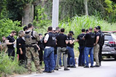  SÃO SEBASTIÃO DO CAÍ, RS, BRASIL, 02-05-2018. Essa é a entrada do sítio onde houve o ataque a tiros durante a operação policial que resultou na morte de um inspetor de Canoas, na RS-124, em São Sebastião do Caí. Movimentação altíssima de viaturas da Polícia Civil no local. (RONALDO BERNARDI/AGÊNCIA RBS)