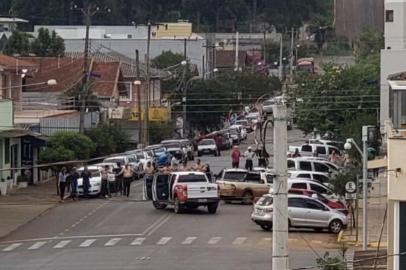  Quadrilha assalta banco e obriga reféns a formarem cordão humano em Ibiraiaras. Foto: Julio Cesar Stella/Arquivo Pessoal. 