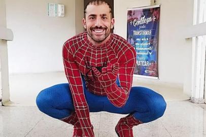 Ex-BBB18 Kaysar visita hospital em Curitiba