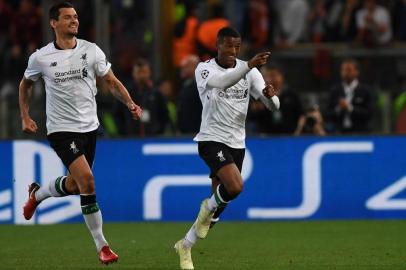 Liverpools Dutch midfielder Georginio Wijnaldum (R) celebrates scoring his teams second goal during the UEFA Champions League semi-final second leg football match between AS Roma and Liverpool at the Olympic Stadium in Rome on May 2, 2018. / AFP PHOTO / Paul ELLIS