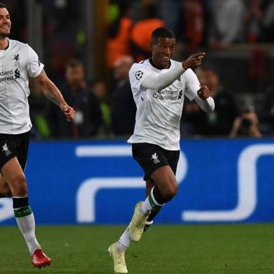 Liverpools Dutch midfielder Georginio Wijnaldum (R) celebrates scoring his teams second goal during the UEFA Champions League semi-final second leg football match between AS Roma and Liverpool at the Olympic Stadium in Rome on May 2, 2018. / AFP PHOTO / Paul ELLIS