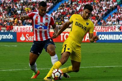  Colombias Junior player German Gutierrez (L) vies for the ball with Argentinas Boca Juniors player Lisandro Magallan, during their Copa Libertadores 2018 football match at the Metropolitano stadium in Barranquilla, Colombia on May 02, 2018.  / AFP PHOTO / Rodrigo BUENDIAEditoria: SPOLocal: BarranquillaIndexador: RODRIGO BUENDIASecao: soccerFonte: AFPFotógrafo: STF