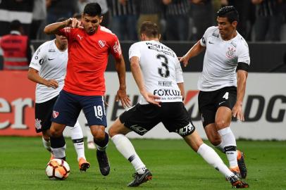 Silvio Romero (L) of Argentinas Independiente vies for the ball with Henrique (C) of Brazils Corinthians during their 2018 Copa Libertadores football match held at Arena Corinthians stadium, in Sao Paulo, Brazil on May 02, 2018. / AFP PHOTO / NELSON ALMEIDA