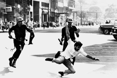 *** Livro 68 Destinos/fotos - dvg1 ***Fotos do livro 68 Destinos - Passeata dos 100 Mil, do fotógrafo Evandro Teixeira, sobre as manifestações estudantis no Brasil em maio de 1968 Fonte: Divulgação Fotógrafo: Evandro Teixeira