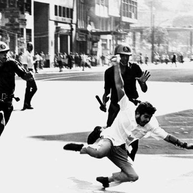 *** Livro 68 Destinos/fotos - dvg1 ***Fotos do livro 68 Destinos - Passeata dos 100 Mil, do fotógrafo Evandro Teixeira, sobre as manifestações estudantis no Brasil em maio de 1968 Fonte: Divulgação Fotógrafo: Evandro Teixeira