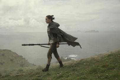 Daisy Ridley em cena de Star Wars, Episódio 8, Os últimos Jedi