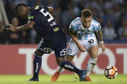 Argentinas Racing Club forward Lautaro Martinez (R) vies for the ball with Chiles Universidad de Chile defender Rafael Vaz during their Copa Libertadores 2018, Group E, football match at Juan Domingo Peron stadium in Buenos Aires on May 3, 2018. / AFP PHOTO / Juan MABROMATA