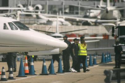 Paris Saint-Germains Brazilian forward Neymar is pictured as he disembarks a private jet on the tarmac of Le Bourget airport near Paris on May 4, 2018.While his return is too late to have any impact for his club, Brazil fans are desperate for their iconic star to lead the team out at the Wold Cup in Russia. The 26-year-old Paris Saint-Germain forward -- at 220 million euros ($263 million) the most expensive player in history -- broke a bone in his right foot on February 25 playing for PSG and has been in a race for fitness since undergoing surgery in Brazil on March 3. / AFP PHOTO / CHRISTOPHE SIMON