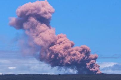  In this photo provided by Janice Wei, an ash plume rises above the Kilauea volcano on Hawaiis Big Island on May 3, 2018.Up to 10,000 people have been asked to leave their homes on Hawaiis Big Island following the eruption of the Kilauea volcano that came after a series of recent earthquakes. / AFP PHOTO / Handout / Janice Wei / RESTRICTED TO EDITORIAL USE - MANDATORY CREDIT AFP PHOTO /HANDOUT/ Janice Wei- NO MARKETING NO ADVERTISING CAMPAIGNS - DISTRIBUTED AS A SERVICE TO CLIENTSEditoria: DISLocal: In the airIndexador: JANICE WEISecao: volcanic eruptionFonte: HandoutFotógrafo: Handout