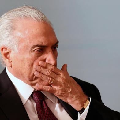  Brazilian President Michel Temer gestures during the ceremony to grant the Order of Medical Merit at the Planalto Palace in Brasilia on March 27, 2018.The head of the Brazilian Chamber of Deputies Rodrigo Maia recently launched his pre-candidacy for Brazils October presidential election and Temer is also considering running for a full term. / AFP PHOTO / EVARISTO SAEditoria: POLLocal: BrasíliaIndexador: EVARISTO SASecao: politics (general)Fonte: AFPFotógrafo: STF