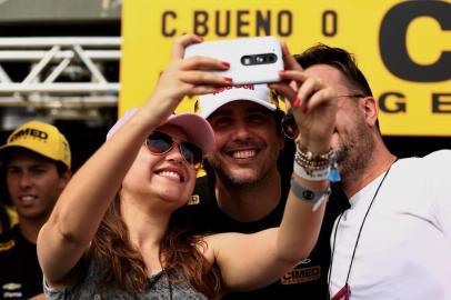  LONDRINA, PR, BRASIL,  06-05-2018.Torcedores aproveitam visitação aos boxes da Stock Car em Londrina. (CARLOS MACEDO/AGÊNCIA RBS)