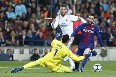  Real Madrids Costa Rican goalkeeper Keylor Navas (L) prepares to block a shot on goal by Barcelonas Argentinian forward Lionel Messi (R) next to Real Madrids Spanish defender Sergio Ramos during the Spanish league football match between FC Barcelona and Real Madrid CF at the Camp Nou stadium in Barcelona on May 6, 2018. / AFP PHOTO / Pau BarrenaEditoria: SPOLocal: BarcelonaIndexador: PAU BARRENASecao: soccerFonte: AFPFotógrafo: STR