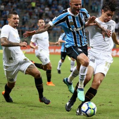  PORTO ALEGRE, RS, BRASIL, 06-05-2018. Em casa, Grêmio recebe o Santos na Arena.Partida é válida pela quarta rodada do Brasileirão. Na foto: jogada de Luan(JEFFERSON BOTEGA/AGÊNCIA RBS)Indexador: Jefferson Botega