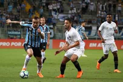  PORTO ALEGRE, RS, BRASIL, 06-05-2018. Em casa, Grêmio recebe o Santos na Arena.Partida é válida pela quarta rodada do Brasileirão. Na foto: jogada de Luan(JEFFERSON BOTEGA/AGÊNCIA RBS)Indexador: Jefferson Botega