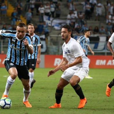  PORTO ALEGRE, RS, BRASIL, 06-05-2018. Em casa, Grêmio recebe o Santos na Arena.Partida é válida pela quarta rodada do Brasileirão. Na foto: jogada de Luan(JEFFERSON BOTEGA/AGÊNCIA RBS)Indexador: Jefferson Botega