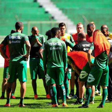  CAXIAS DO SUL, RS, BRASIL, 18/04/2018. Treino do Juventude no Estádio Alfredo Jaconi. Na foto, o técnico Julinho Camargo. (Diogo Sallaberry/Agência RBS)