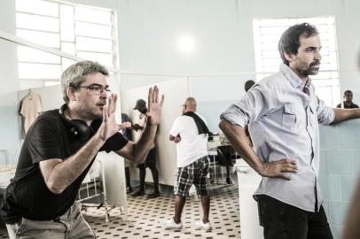 Diretor Andrucha Waddington dirige cena de `Sob Pressão¿ com o gaúcho Julio Andrade, protagonista da série médica. Uma coprodução da Globo com a Conspiração Filmes, a segunda temporada está sendo gravada e tem estreia prevista no segundo semestre deste ano. **FOTO EXLUSIVA SINAL ABERTO