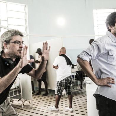 Diretor Andrucha Waddington dirige cena de `Sob Pressão¿ com o gaúcho Julio Andrade, protagonista da série médica. Uma coprodução da Globo com a Conspiração Filmes, a segunda temporada está sendo gravada e tem estreia prevista no segundo semestre deste ano. **FOTO EXLUSIVA SINAL ABERTO