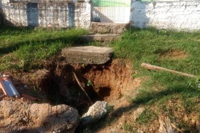 Moradores do Acesso 20, no bairro Morro Santana, convivem com cratera na frente de casa após vazamento