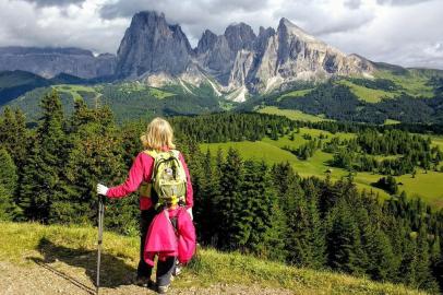 A maravilhosa região das Dolomitas, na Itália, é um paraíso para hikers como eu. Já fiz muitas trilhas por lá. Essa é uma das mais lindas, totalmente panorâmica, em Alpi di Siusi, um platô mil metros acima de Ortisei. Tem vistas espetaculares para Scilliar, Sasso e Sella, imponentes montanhas acima de 3 mil metros de altitude. Helga Pichler De Porto Alegre, em junho de 2017