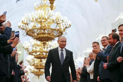  Russian president-elect Vladimir Putin walks to take the oath of office during a ceremony at the Kremlin in Moscow on May 7, 2018.  / AFP PHOTO / POOL / Alexander ZemlianichenkoEditoria: POLLocal: MoscowIndexador: ALEXANDER ZEMLIANICHENKOSecao: politics (general)Fonte: POOLFotógrafo: STR