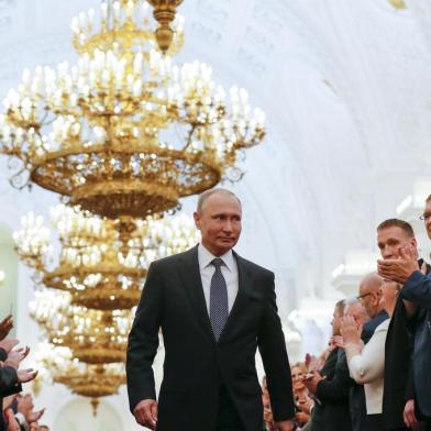  Russian president-elect Vladimir Putin walks to take the oath of office during a ceremony at the Kremlin in Moscow on May 7, 2018.  / AFP PHOTO / POOL / Alexander ZemlianichenkoEditoria: POLLocal: MoscowIndexador: ALEXANDER ZEMLIANICHENKOSecao: politics (general)Fonte: POOLFotógrafo: STR