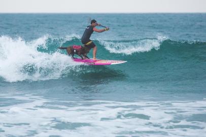  FLORIANÓPOLIS, SC, BRASIL, 05-05-2018 - Bono , O Cão Surfista pegando onda com seu dono, Ivan, na praia do Morros das Pedras na tarde deste sábado, em Florianópolis.