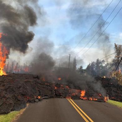 Ao menos 10 mil pessoas foram aconselhadas a abandonarem suas residências na principal ilha do Havaí, nos Estados Unidos, nesta quinta-feira (3), diante da erupção do Ao menos 10 mil pessoas foram aconselhadas a abandonarem suas residências na principal ilha do Havaí, nos Estados Unidos, nesta quinta-feira (3), diante da erupção do vulcão Kilauea, que tem provocado uma série de tremores de terra., que tem provocado uma série de tremores de terra.