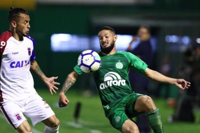  ChapecÃ³, Santa Catarina, Brasil, Arena CondÃ¡ 07-05-2018. Chapecoense e ParanÃ¡ se enfrentam pelo BrasileirÃ£o de Futebol 2018.W. Paulista domina a bola cercado pelos defensores do ParanÃ¡.Foto MÃ¡rcio Cunha.Indexador: MARCIO CUNHAFotógrafo: MARCIO CUNHA