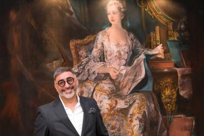 Sergio Lopes posa com a obra Madame de Pompadour