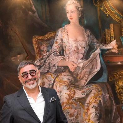 Sergio Lopes posa com a obra Madame de Pompadour