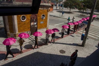 O rosa foi a cor da segunda-feira (09/09). Transformou a paisagem da capital catarinense e chamou a atenção de quem passou pelas ruas centrais. Os guarda-chuvas vibrantes (na foto) integraram a performance {pingos & pigmentos}, realizada pelo Coletivo Construções Compartilhadas (BA), no Festival Palco Giratório Sesc. A proposta provocou a percepção das pessoas em seu cotidiano e corrompeu a paisagem urbana.