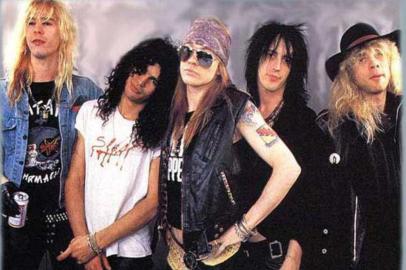 #PÁGINA:01Grupo Guns N Roses no início da carreira. Da esquerda para a direita: Duff McKagan (baixo), Slash (guitarra), Axl Rose (voz), Izzy Stradlin (guitarra) e Steven Adler (bateria). Fonte: Reprodução