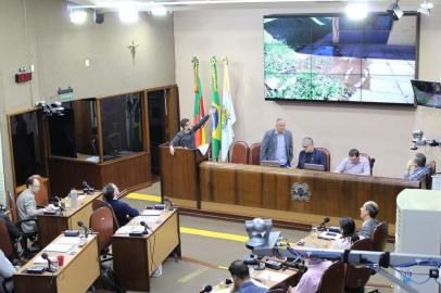 Vereador Rafael Bueno (PDT) mostra condições de escolinhas infantis durante sessão da Câmara de Vereadores de Caxias do Sul. 