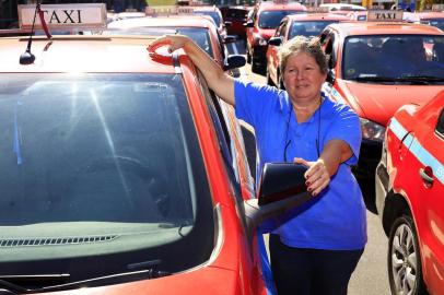  PORTO ALEGRE, RS, BRASIL, 08-05-2018: A taxista Jane Marcos, 58 anos, no ponto da Estação Rodoviária de Porto Alegre, onde trabalha. Enquete sobre a possibilidade de mudança da cor dos táxis de vermelho ibérico para branco, aprovada pela Câmara de Vereadores e que aguarda sanção do prefeito. (Foto: Mateus Bruxel / Agência RBS)