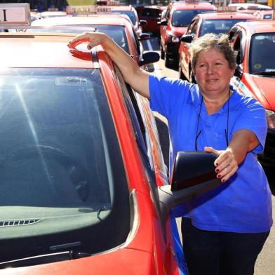  PORTO ALEGRE, RS, BRASIL, 08-05-2018: A taxista Jane Marcos, 58 anos, no ponto da Estação Rodoviária de Porto Alegre, onde trabalha. Enquete sobre a possibilidade de mudança da cor dos táxis de vermelho ibérico para branco, aprovada pela Câmara de Vereadores e que aguarda sanção do prefeito. (Foto: Mateus Bruxel / Agência RBS)