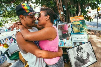  PORTO ALEGRE, RS, BRASIL, 07/05/2018 : Reencontramos os moradores de rua que moravam no entorno da Rodoviária em 2017. Cleiton e Bruna agora construíram uma casa a céu aberto, no canteiro central da Rua Mariante, com mesa, cadeiras, quadros etc. (Omar Freitas/Agência RBS)Indexador: Omar Freitas