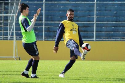 treino do pelotas, à direita, cleverson