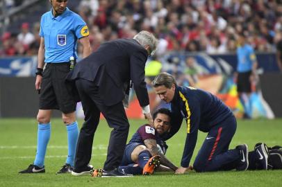 Paris Saint-Germains Brazilian defender Daniel Alves (C) receives medical assistance during the French Cup final football match between Les Herbiers and Paris Saint-Germain (PSG), on May 8, 2018 at the Stade de France in Saint-Denis, outside Paris. / AFP PHOTO / Damien MEYER