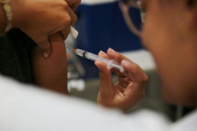  FLORIANÓPOLIS, SC, BRASIL, 23/04/2018: Vacinação contra a Gripe na Policlínica Municipal Centro. Na foto: Doses da Vacina H1N1 são aplicadas.   (Foto: CRISTIANO ESTRELA / DIÁRIO CATARINENSE)