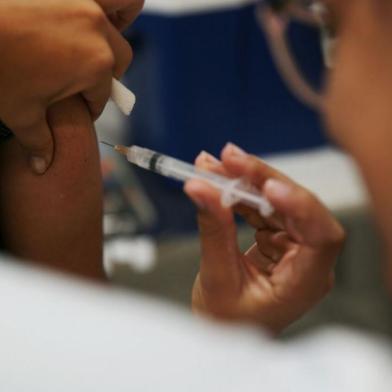  FLORIANÓPOLIS, SC, BRASIL, 23/04/2018: Vacinação contra a Gripe na Policlínica Municipal Centro. Na foto: Doses da Vacina H1N1 são aplicadas.   (Foto: CRISTIANO ESTRELA / DIÁRIO CATARINENSE)