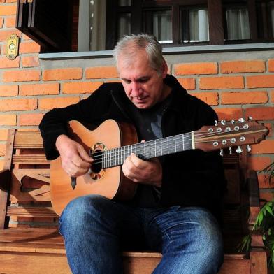  CAXIAS DO SUL, RS, BRASIL, 25/04/2017. Em sua casa em Ana Rech, o violonista caxiense Valdir Verona fala sobre o lançamento do álbum O Violeiro e o Poeta, em parceria com o poeta Juarez Machado de Farias. (Diogo Sallaberry/Agência RBS)