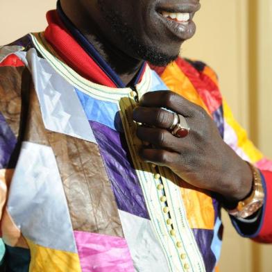  CAXIAS DO SUL, RS, BRASIL, 21/07/2016. Senegaleses produzem roupas para desfile que será apresentado na feira de cultura e moda do Senegal, sábado, em Caxias. Um dos senegaleses mais antigos em Caxias, Abdoulat Ndiaye, o Billy, mostra as peças que participarão do desfile. (Diogo Sallaberry/Agência RBS)